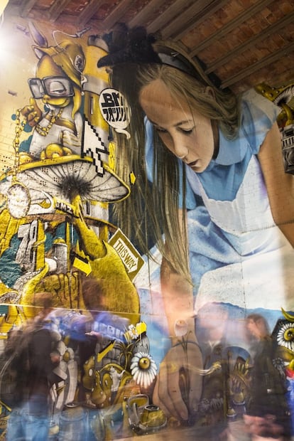 Este mural se llama 'Alicia en el pas de las maravillas', y es uno de los ms emblemticos del pueblo. Situado en un porche adosado a la vieja iglesia romnica del pueblo, ahora sala de exposiciones, fue el primer trabajo conjunto de la artista neoyorquina BKFOXX y del francs @zesoner, que participaron en el Festival Gargar 2017.