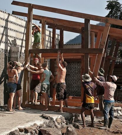 Construcción de la biblioteca en un orfanato en la localidad de Ban Tha Song Yang (Tailandia). El coste ascendió a 4.800 dólares, aproximadamente la misma cifra en euros.