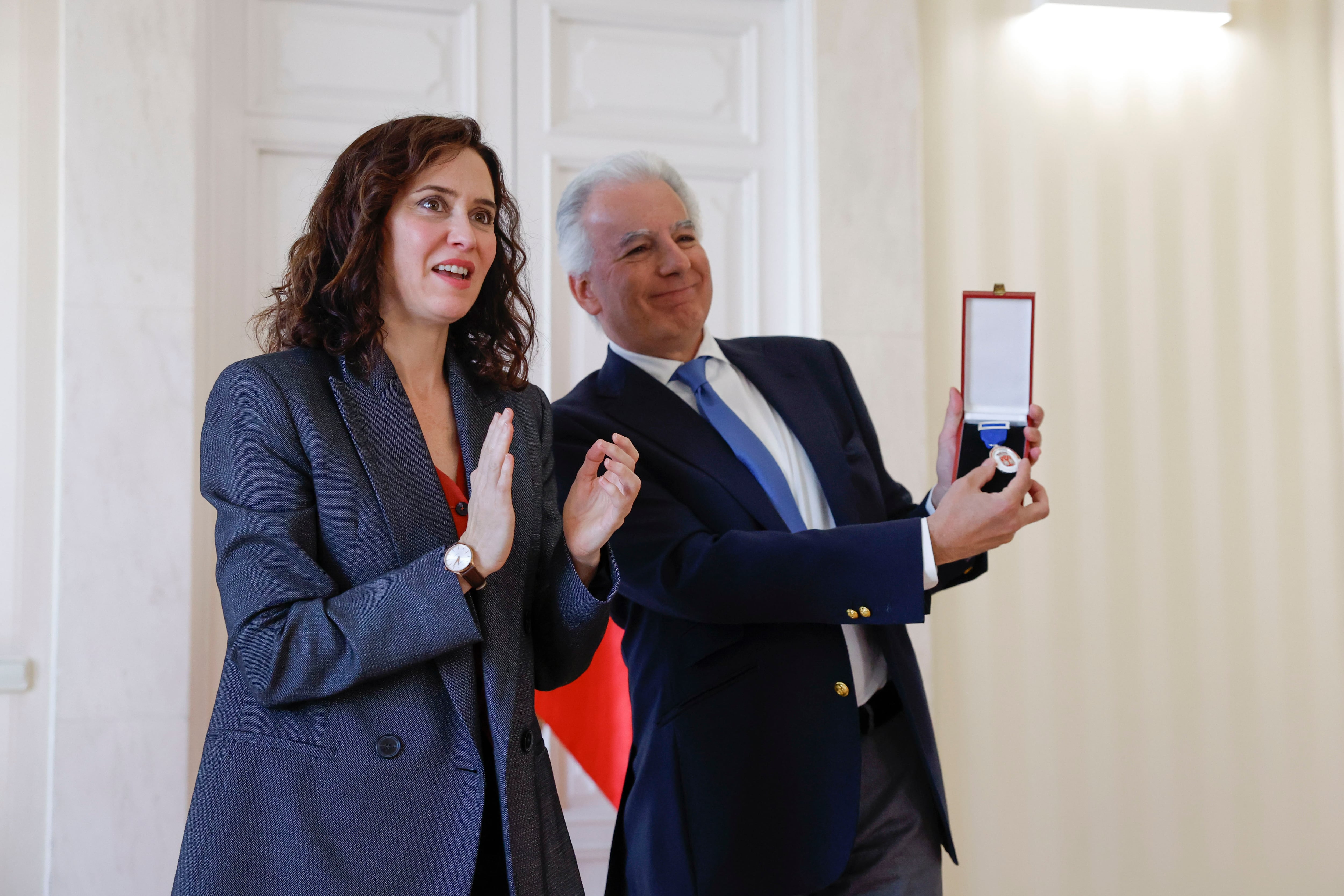 Álvaro Vargas Llosa recibe de manos de Ayuso un premio póstumo para su padre: “Por unos instantes lo devolvemos a la vida”