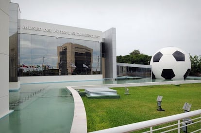 MUSEU DO FUTEBOL SUL-AMERICANO (PARAGUAI) - Inaugurado em janeiro de 2009, em Luque, no Paraguai, país onde está sediada a Conmebol, possui mais de 1.800 peças históricas sobre o futebol do continente. Camisas de seleções e times, flâmulas dos mais diversos clubes sul-americanos e troféus estão entre os principais artigos do acervo. Onde: Avenida Sudamericana, Luque. Horário de visitação: segunda a sexta, de 8h às 16h; sábados, de 8h às 12h.