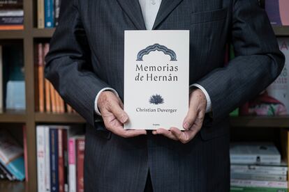 Christian Duverger sostiene una copia de su libro 'Memorias de Hernán'.  