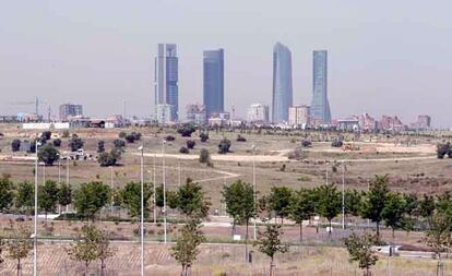 Vista de Valdebebas con las cuatro torres al fondo