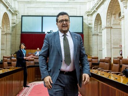 El diputado de Vox, Francisco Serrano durante un pleno del Parlamento andaluz en Sevilla, el pasado febrero.