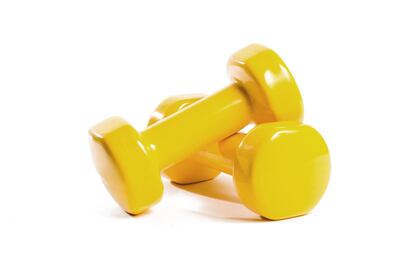 <p>Si piensa que llevando una dieta espartana se le quedará un cuerpo de atleta, ya puede ir olvidándose de esa estampa. En su lugar, conocerá a su yo pellejudo y blandengue. Para lucir cual Adonis o Venus sobre la playa, con un cuerpo marmóreo que dé gusto verlo, <strong>incorpore en su vida un programa de endurecimiento muscular a la vez que reduce lorzas</strong>.</p> <p>Con tres sencillos ejercicios —<a href="https://elpais.com/elpais/2017/10/26/buenavida/1509011122_110114.html" target="_blank">el 'bear crawl' (paso del oso), el 'sled puches' (empuje de trineo) o el 'suitcase carry' (traslado de pesa rusa)</a>— podrá ponerse en forma como un superhéroe.</p>