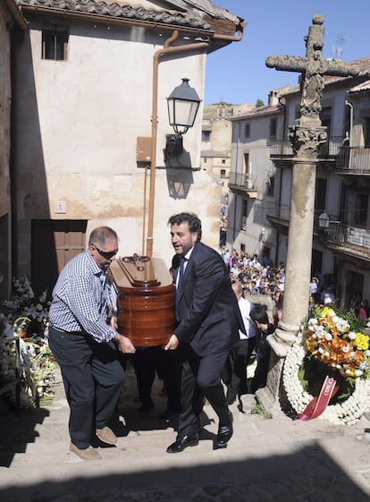 Familiares y amigos de Víctor Barrio portan el féretro con los restos mortales del matador de toros a su llegada a la iglesia de San Bartolomé de la localidad segoviana de Sepúlveda, donde tendrá lugar el funeral del torero que murió el pasado sábado en la plaza de toros de Teruel mientras participaba en el segundo festejo de las Fiestas del Ángel.