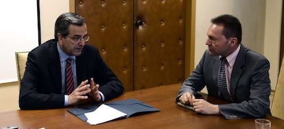 Antonis Samaras con el ministro de Finanzas, Yannis Stournaras