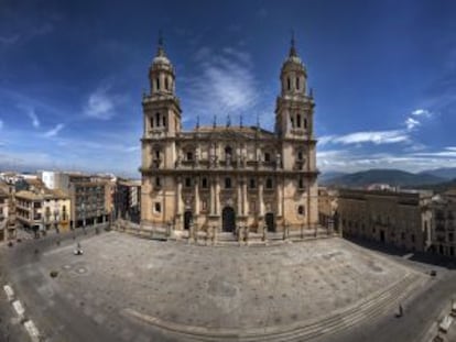 Catedral de la Asunción de Jaén y plaza restaurada por Salvador Pérez Arroyo.