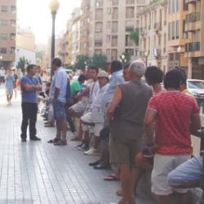 Trabajadores hacen cola en una oficina del INEM