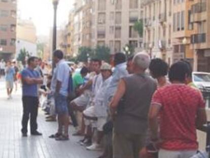 Trabajadores hacen cola en una oficina del INEM