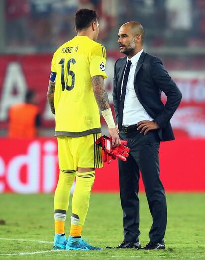 Guardiola charla con Roberto al finalizar el partido