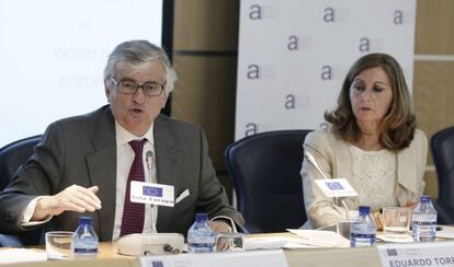 Eduardo Torres-Dulce, junto a la presidenta de la Asociación contra la Corrupción y por la Regeneración Social, Elena Vicente.
