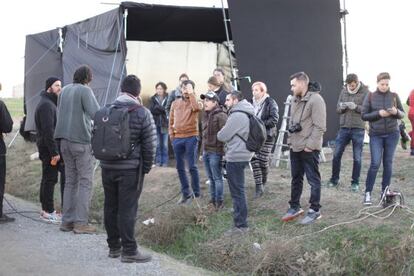 Los alumnos escuchan las explicaciones de Eugenio Recuenco (de espaldas).