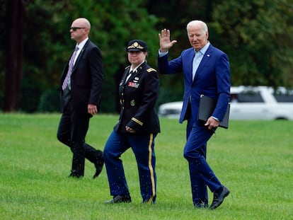 O presidente Joe Biden saúda sua chegada em Washington da residência de Camp David na segunda-feira.