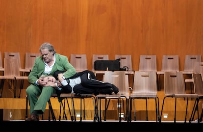 Michael Volle (Wotan) y Anja Kampe (Brünnhilde) durante el largo enfrentamiento entre ambos en la tercera escena del tercer acto de 'La valquiria'.
