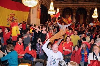 Residentes españoles en Argentina celebran en un local la victoria de España.