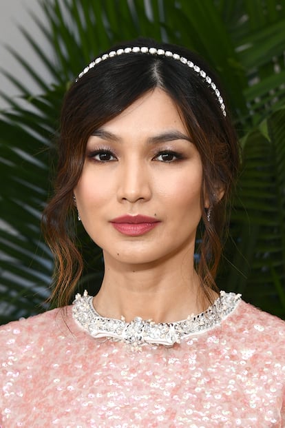 ¿Un resultado muy preppy? Con una diademita fina de strass y el pelo recogido como hace Gemma Chan. 