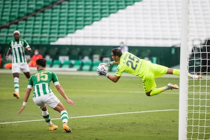 Bravo detiene un balón ante el Valladolid.