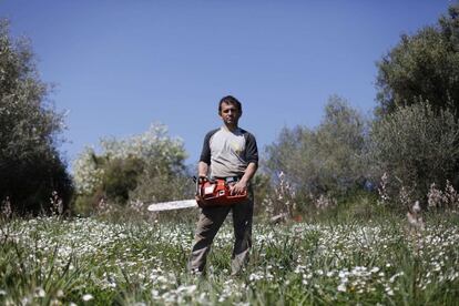 Dimitris Stamatakos, 36 años, olivero, posa en el terreno que tiene arrendado en el Peloponeso. "He discutido mucho con mi mujer sobre el dinero. Ella piensa que debería de estar haciendo más. ¿Qué más puedo hacer? Solo intento apañármelas".