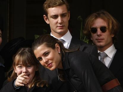 Los hijos de Carolina de Mónaco (de izquierda a derecha), Alejandra, Charlotte, Pierre y Andrea, durante el desfile militar.