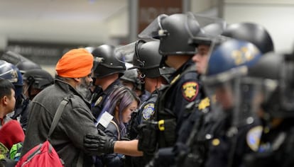 Caos en los aeropuertos de EE UU ayer s&aacute;bado, tras la orden de Trump.