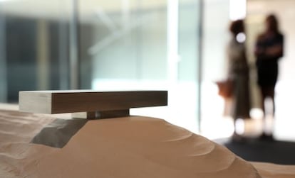 Maqueta del proyecto de cementerio Izarrak Alde de Jorge Oteiza que se exhibe en una muestra en San Telmo.