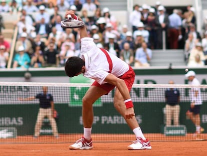 Djokovic rompe su raqueta durante el partido contra Bautista.