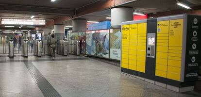 Una taquilla de Correos instalada en una estaci&oacute;n de tren.