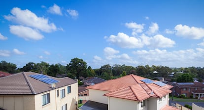 Holaluz ofrece aprovechar el sobrante energético convirtiéndolo en ahorro: además de comprar toda la electricidad que no se consuma, utilizan ese excedente para otra vivienda que tenga el cliente.
