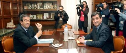Cascos (izquierda) y Prendes, en la reunión de este lunes.