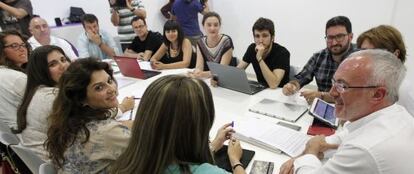 Antonio Montiel, a la derecha, en una reunión con el grupo parlamentario de Podemos en la Comunidad Valenciana.