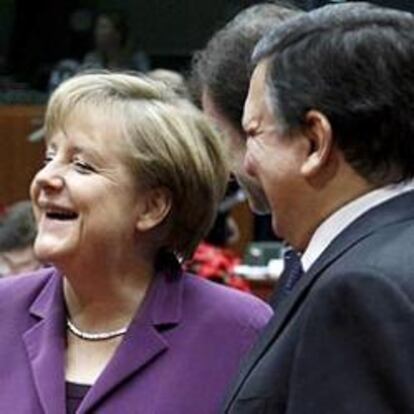 Nicolas Sarkozy, Angela Merkel y Jose Manuel Barroso ríen en los previos de la segunda sesión del Consejo Europeo del 9 de diciembre de 2011.