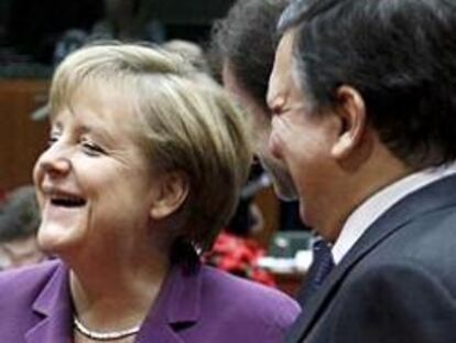 Nicolas Sarkozy, Angela Merkel y Jose Manuel Barroso ríen en los previos de la segunda sesión del Consejo Europeo del 9 de diciembre de 2011.