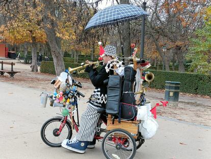 Un vehículo tuneado circula por el Parque del Retiro. Foto cedida por la Asociación de Amigos del Retiro