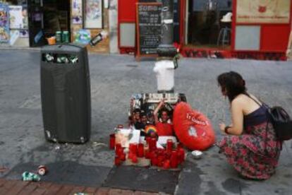 RECOMPUESTO EL ALTAR EN HOMENAJE A ZEROLO. La mañana de ayer el improvisado altar que fue colocado en la plaza de Chueca en homenaje al activista y exconcejal socialista Pedro Zerolo amaneció destruido. A las pocas horas, quedó reconstruido por sus seguidores.