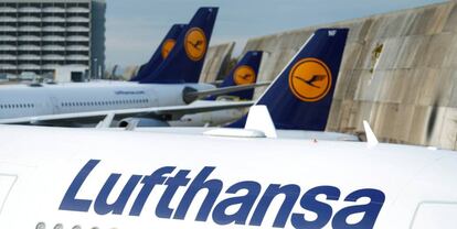 Aviones de Lufthansa paralizados por las restricciones a la movilidad.
