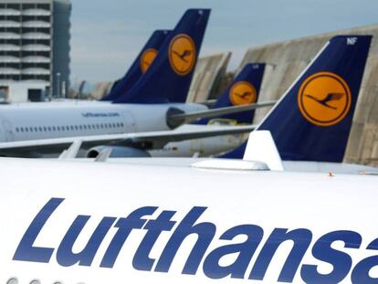 Aviones de Lufthansa paralizados por las restricciones a la movilidad.