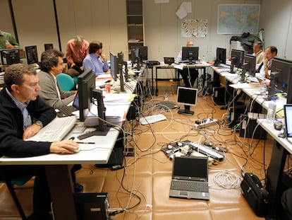 Un equipo de periodistas de EL PAÍS trabajaba con los documentos de Wikileaks en noviembre de 2010.