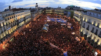 Manifestantes pasan la noche en la Puerta del Sol de Madrid el 21 de mayo de 2011.