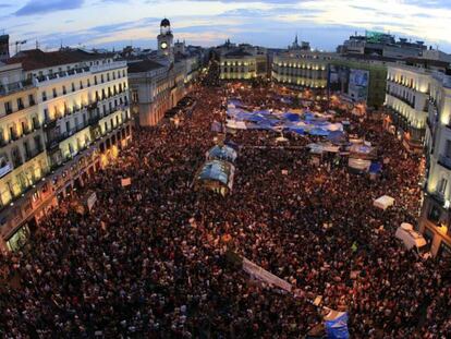 Manifestantes pasan la noche en la Puerta del Sol de Madrid el 21 de mayo de 2011.