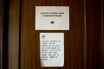 Un cartel en la puerta de la escuela de fútbol base.