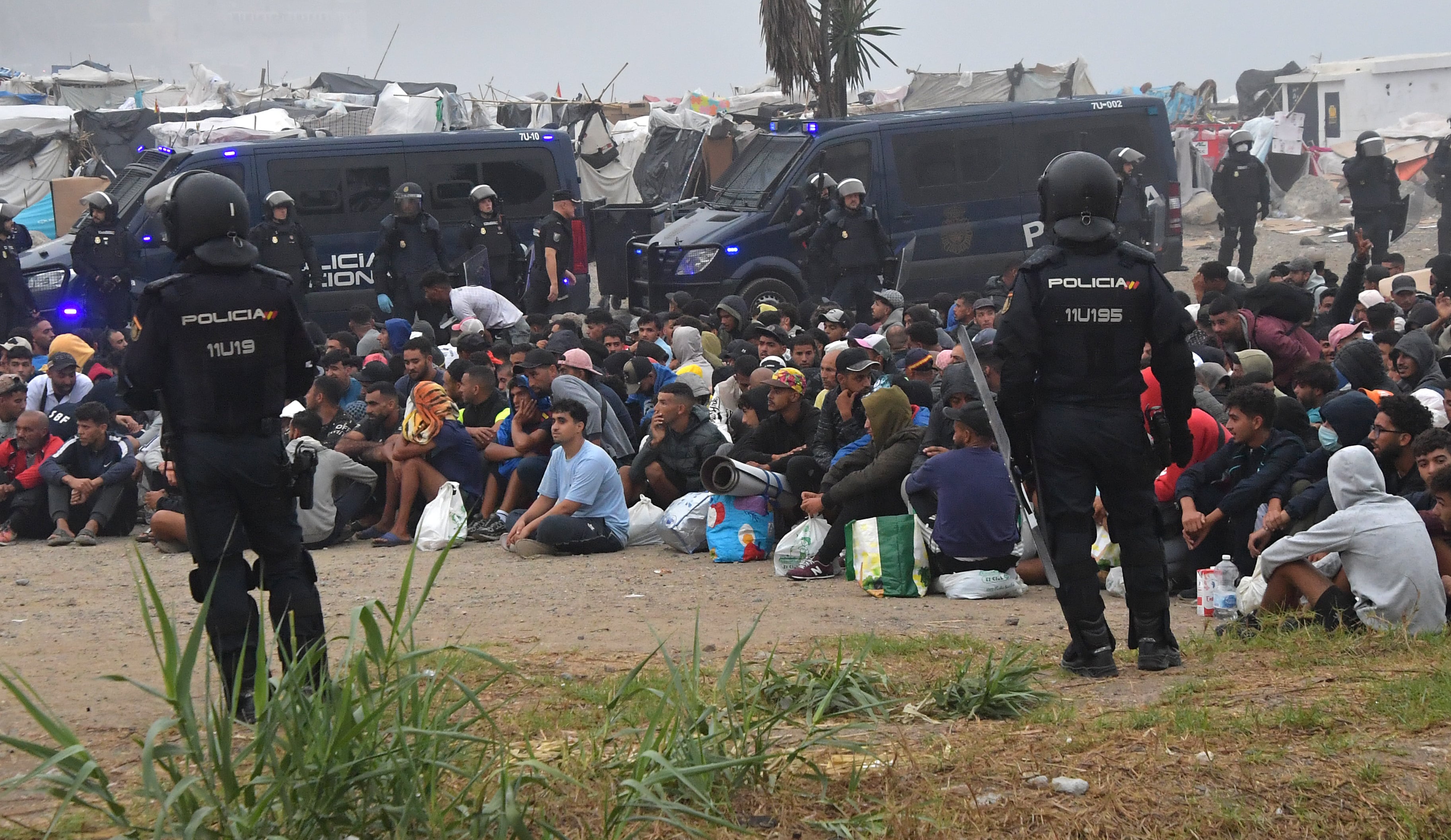 La Policía empieza a desalojar el asentamiento de migrantes de la playa de El Trampolín de Ceuta