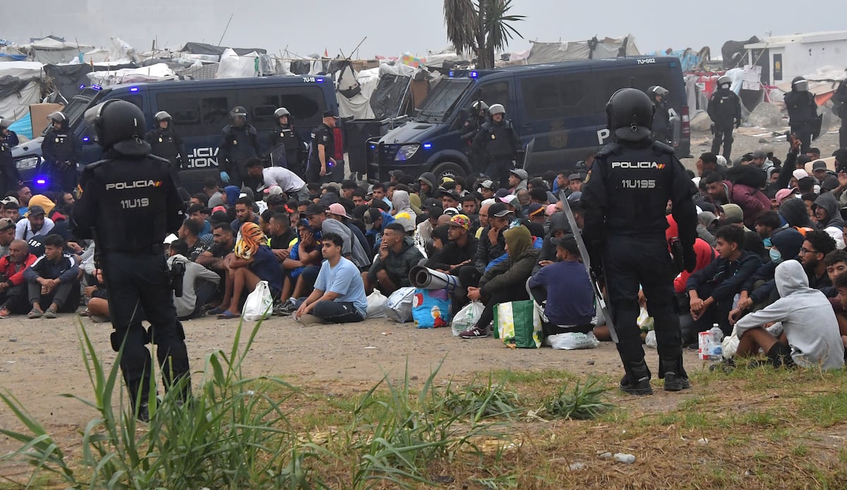 La Policía empieza a desalojar el asentamiento de migrantes de la playa de El Trampolín de Ceuta