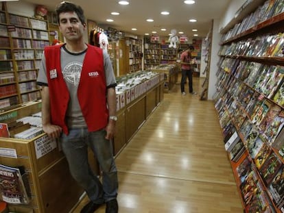 Jes&uacute;s Marug&aacute;n in the store he runs with his brother in Madrid.