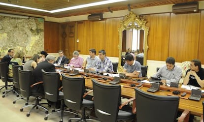 Reunión, ayer, de la Comisión de Economía del Ayuntamiento de Vitoria.