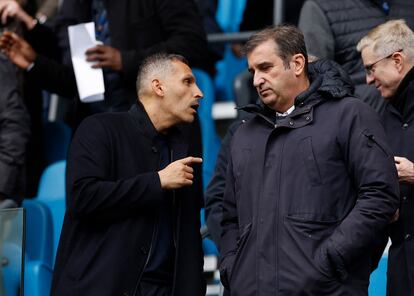 El presidente del Manchester City, Khaldoon Al Mubarak (izq.), y el CEO, Ferran Soriano, durante un el partido de la Premier League Manchester City-Everton celebrado el 10 de febrero.