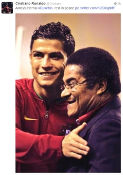 Cristiano Ronaldo, junto a Eusebio en un foto colgada por el jugador en su cuenta de twitter.