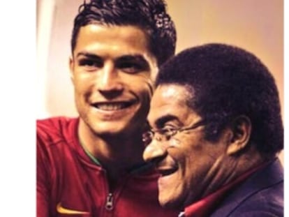 Cristiano Ronaldo, junto a Eusebio en un foto colgada por el jugador en su cuenta de twitter.