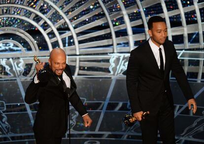 Los m&uacute;sicos Common (i) y John Legend agradecen el Oscar a la mejor canci&oacute;n por &#039;Glory&#039; de &#039;Selma&#039;.