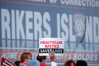 Manifestación de personal sanitario contra las condiciones de trabajo en la cárcel de Rikers Island en mayo de 2020