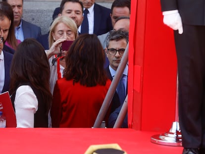 Momento en el que se impidió al ministro de la Presidencia, Félix Bolaños, subir a la tribuna del acto cívico militar por el Dos de Mayo.